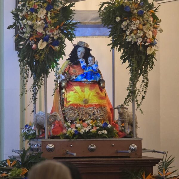 Ofrenda Celestial para la Virgen Divina Pastora: Un Manto que Une Cielo y Devoción