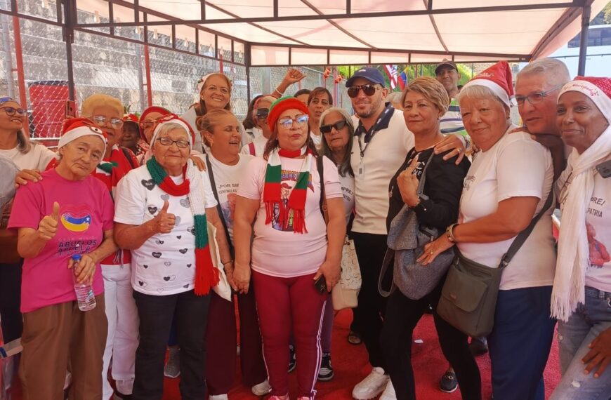 Un abrazo digital hecho realidad: Influencers y 1win celebran la Navidad con abuelos de Caracas