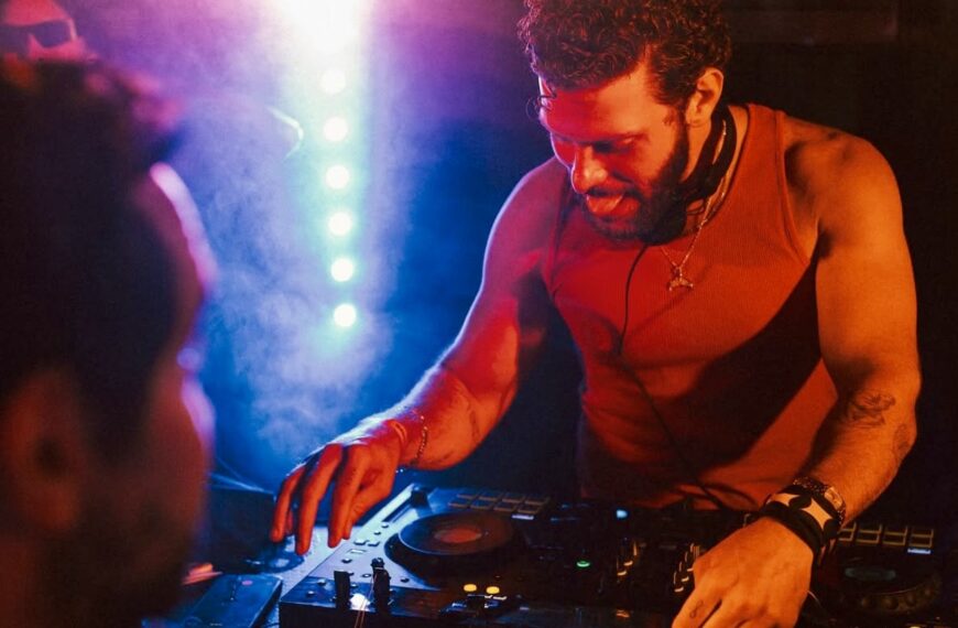 Naim Zarzour: El sexy DJ Venezolano-Sirio-Libanés que seduce la movida nocturna internacional