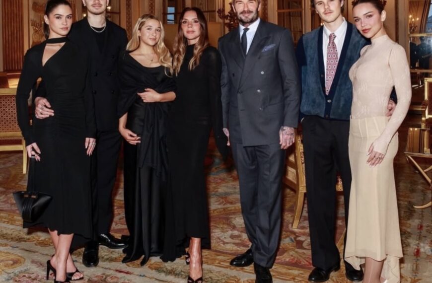 Victoria Beckham hace historia al recibir el título de Chevalière de l’Ordre des Arts et des Lettres en Francia