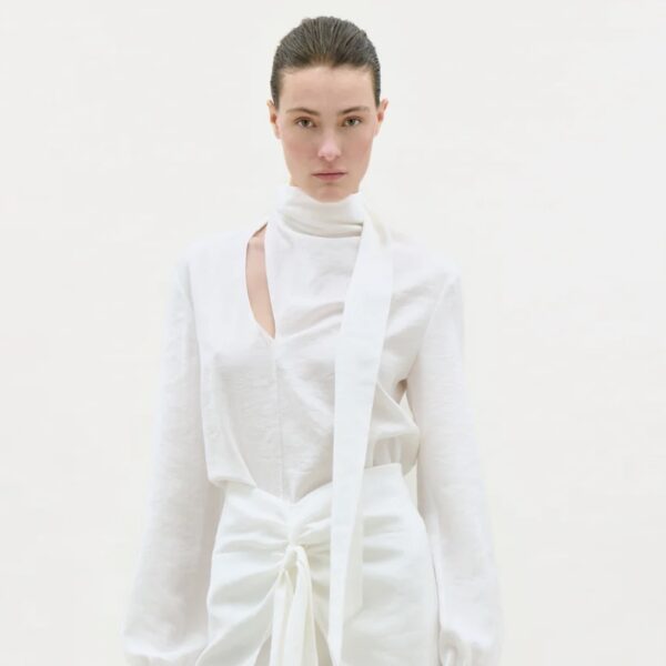 Silvia Tcherassi presenta su Colección Pre Fall 2026: Un Enigmático Viaje al Desierto