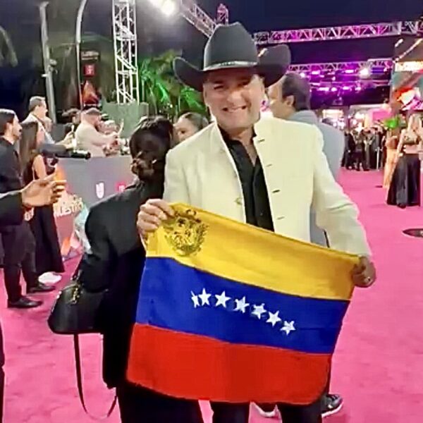 De Venezuela para el mundo: Rommel Rodríguez alza la bandera tricolor en Premio Lo Nuestro 2026