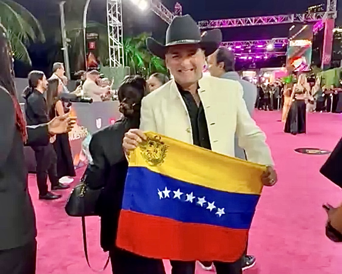 De Venezuela para el mundo: Rommel Rodríguez alza la bandera tricolor en Premio Lo Nuestro 2026