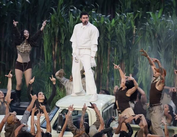 Bad Bunny enaltece la grandeza latina y de toda América en el Show del Medio Tiempo del Súper Bowl