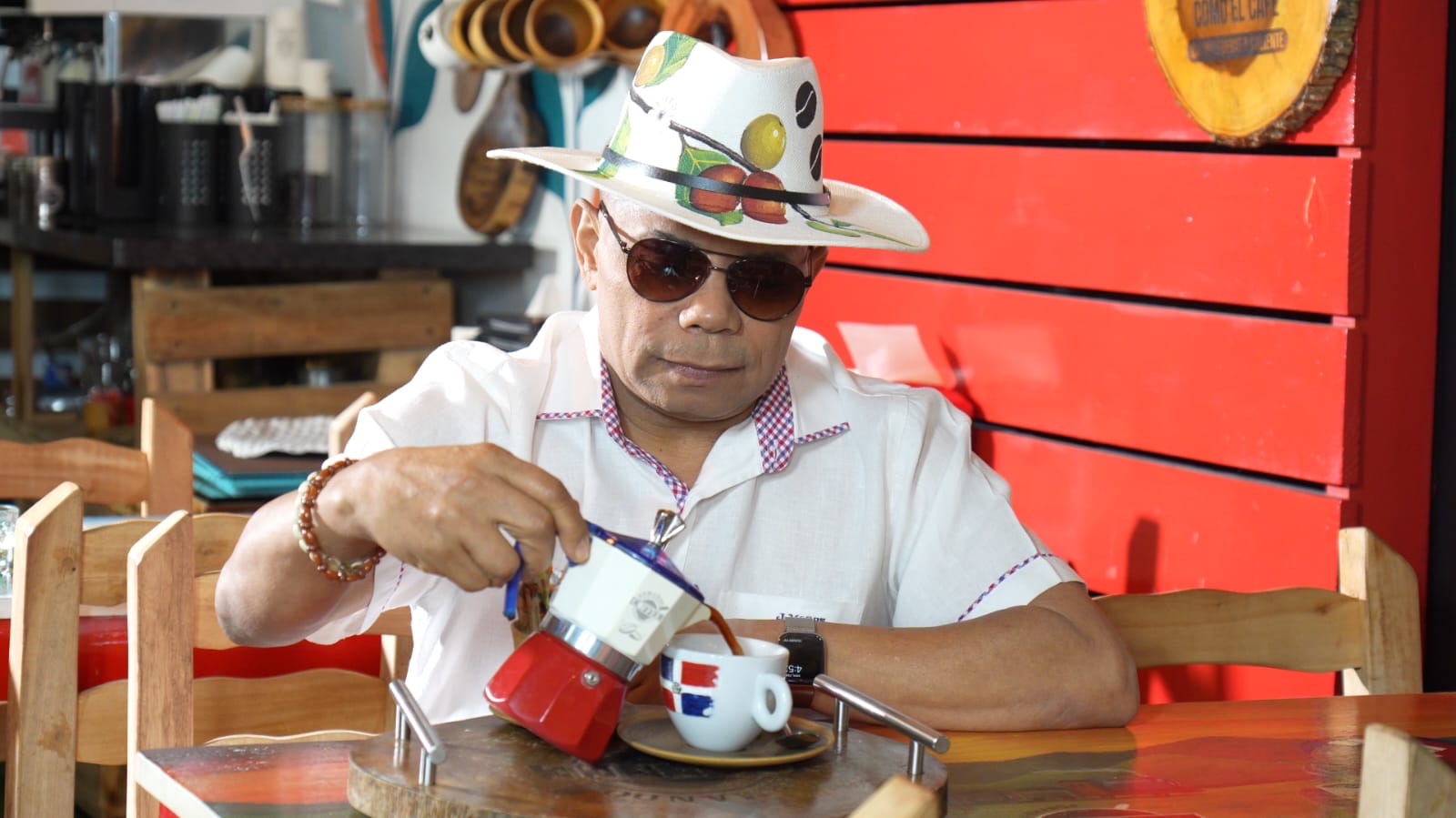 Joe Veras presenta “Aunque Sea Un Café”: Una bachata que celebra los pequeños encuentros