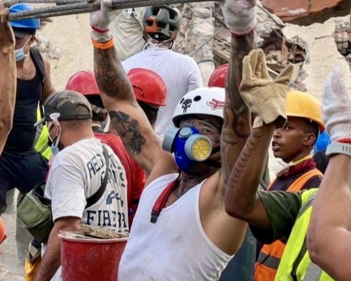 Neutro Shorty trabaja como voluntario y remueve escombros en La Guaira