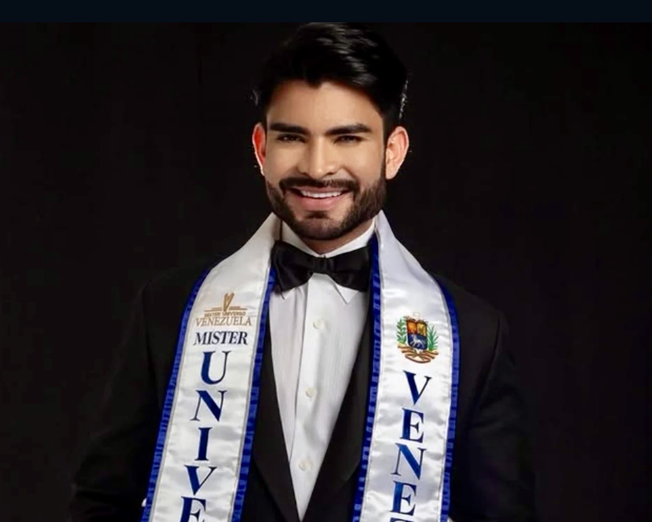 Mister Universo Venezuela lucha por encontrar a su novio entre escombros en La Guaira