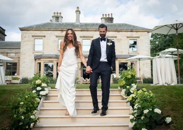 Una boda “Picante”: Melanie C “Sporty Spice” de las Spice Girls contrajo nupcias en Castle Carrock en Inglaterra vistiendo un Victoria Beckham