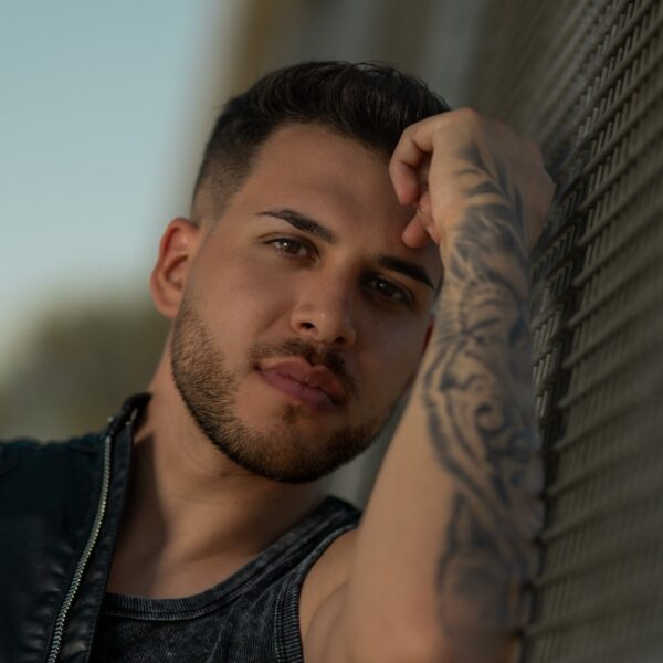 Tony Lozano rompe la Bachata Sensual con “Miradita Asesina”