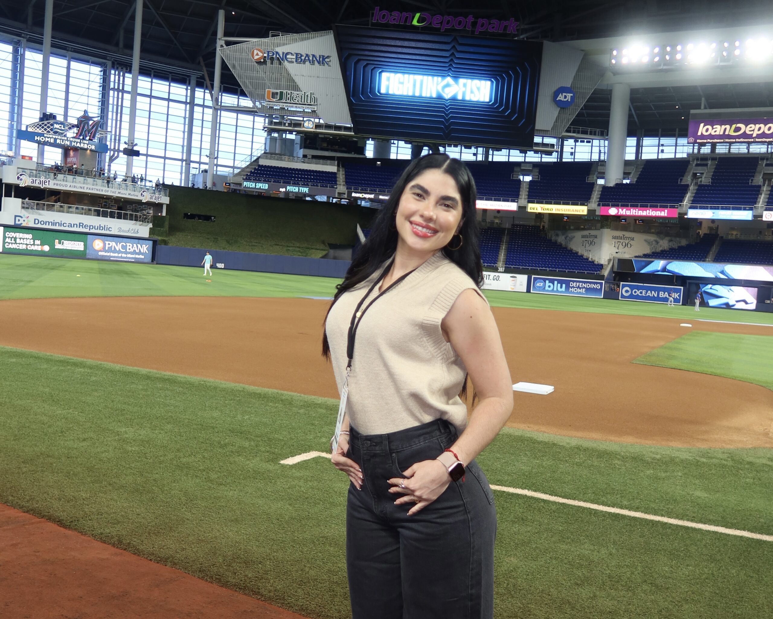 La periodista y animadora venezolana Libsen Blanco debuta en las Grandes Ligas como invitada especial