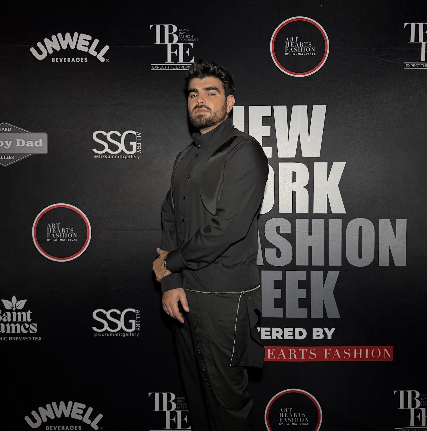 El cantante venezolano Jonathan Moly sorprende como modelo en New York Fashion Week