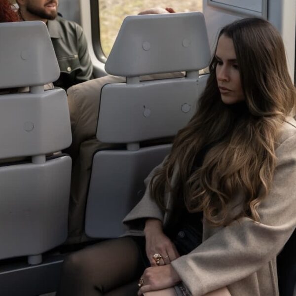 Luz Kelly Pinto protagoniza el nuevo videoclip de Chino y Nacho junto a 3AM: “MOSCA”