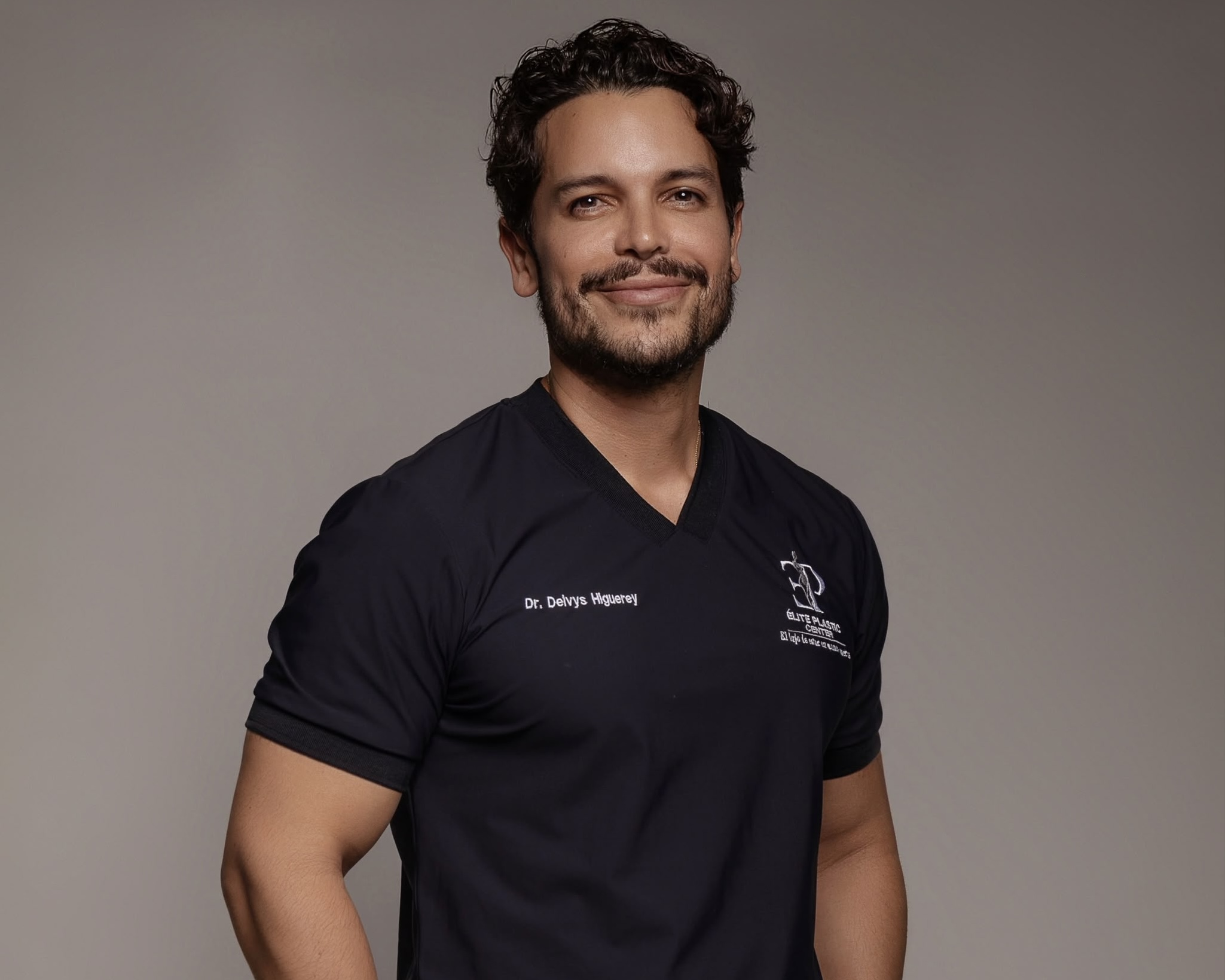 De Venezuela a España: El cirujano plástico Deivys Higuerey desarrolla técnicas propias y lleva la innovación estética a Caracas