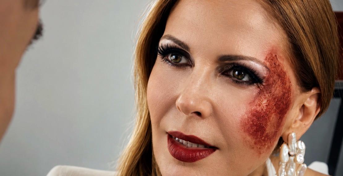 Athina Klioumi de Marturet impone carácter y elegancia en “Damas de Media Noche”