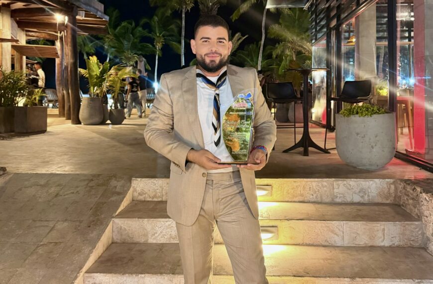 Ángel Torres recibe el reconocimiento a “Wedding & Event Planner del Año” por su aporte a la industria de eventos en Margarita