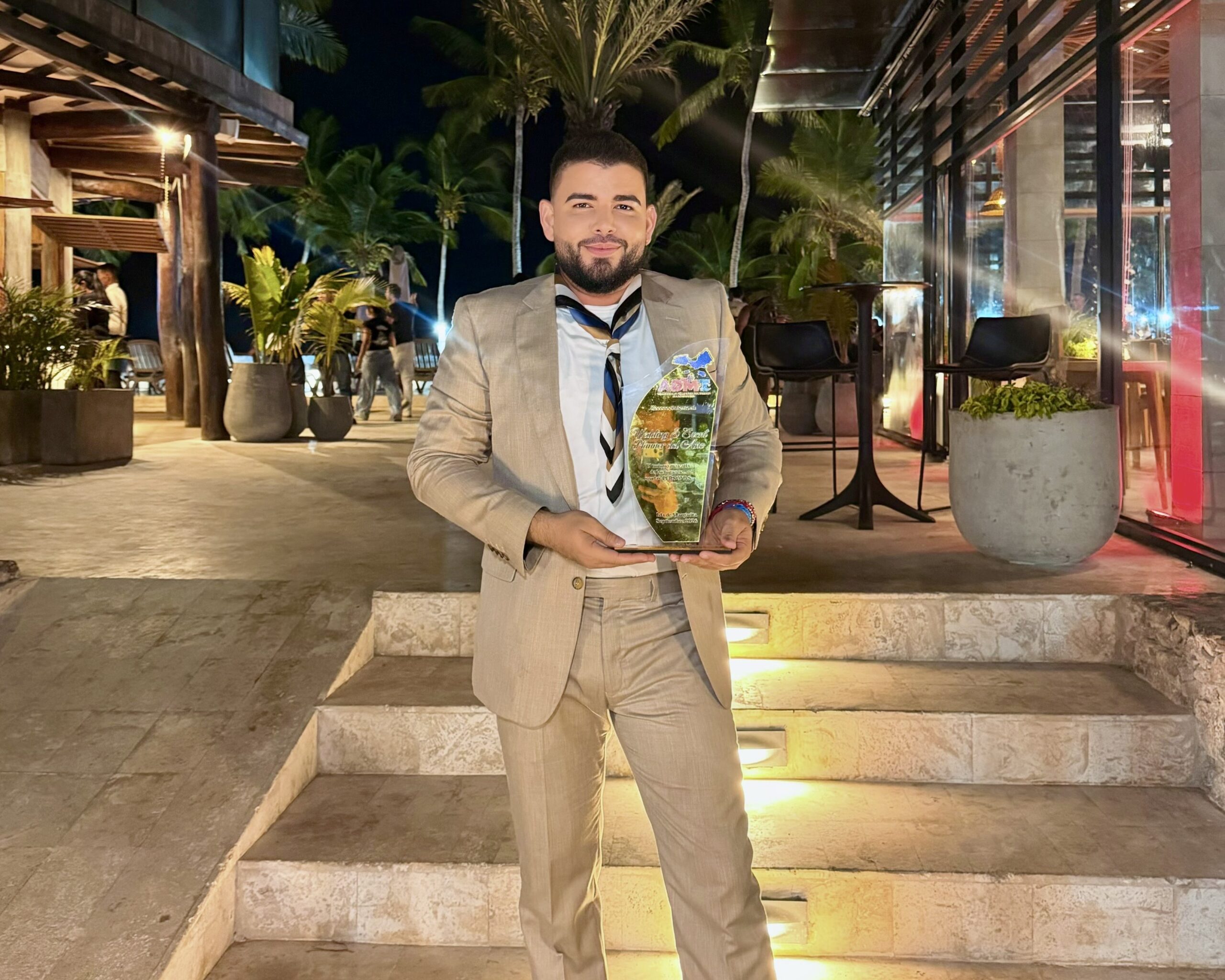 Ángel Torres recibe el reconocimiento a “Wedding & Event Planner del Año” por su aporte a la industria de eventos en Margarita