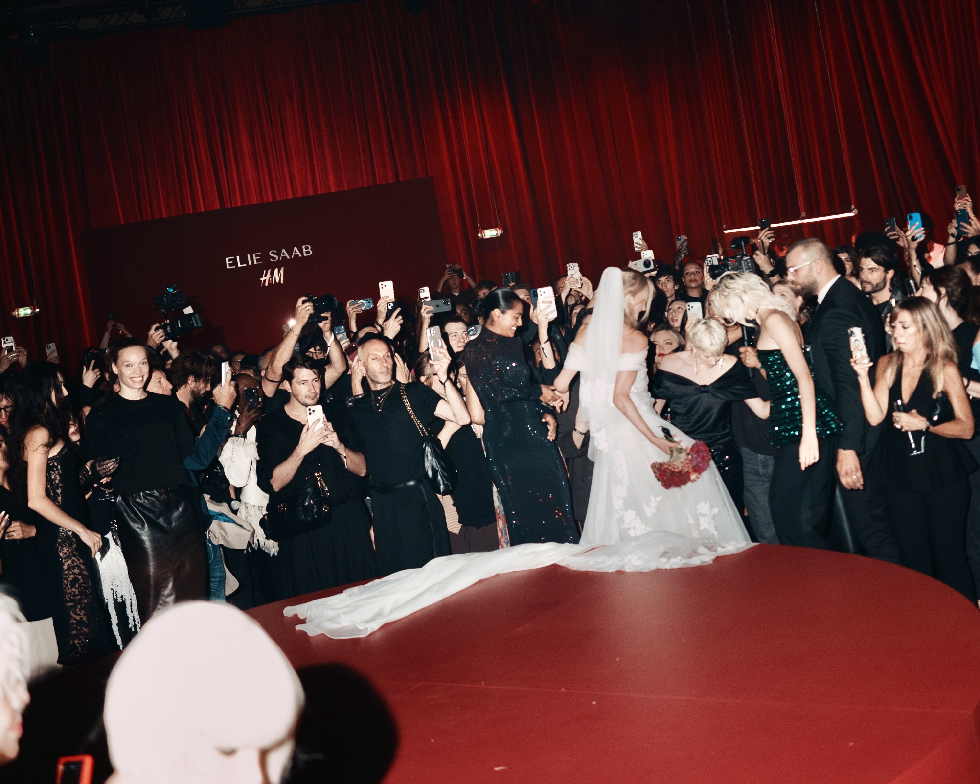 H&M y ELIE SAAB celebran su colaboración en el histórico Palais Brongniart de París